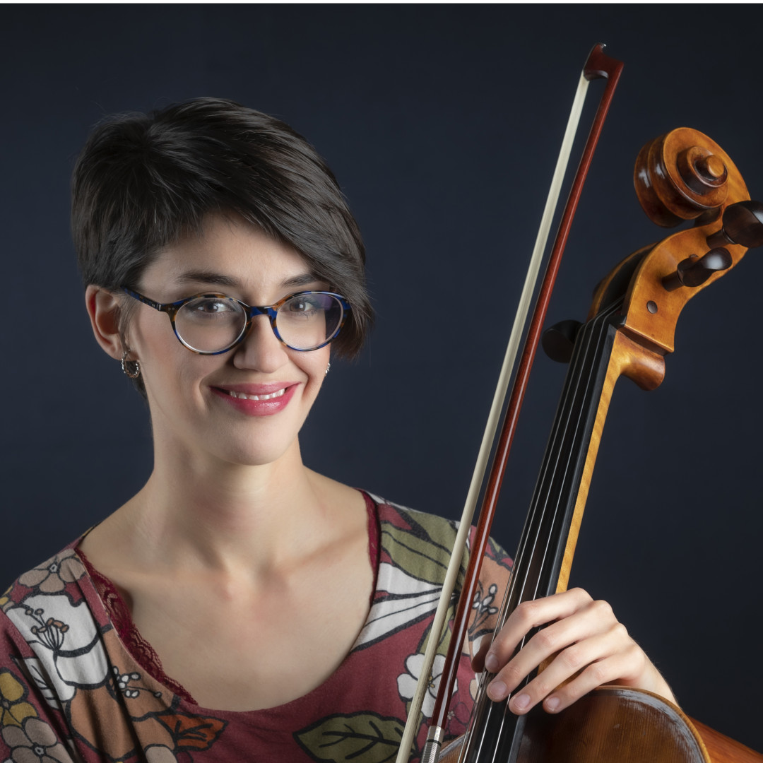 A photo of Anna Grenzner holding a cello