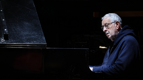 Steve Beresford playing a piano